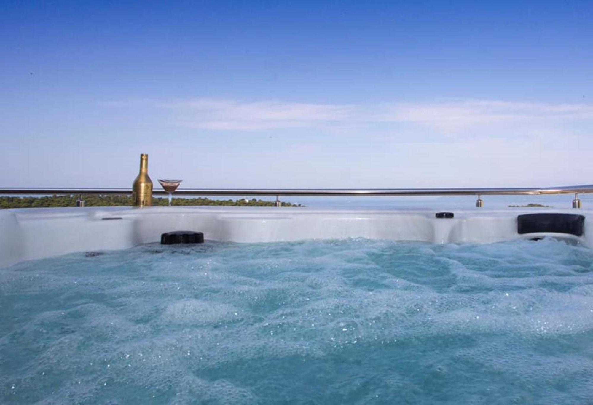 New Penthouse 150 M2 With Private Jacuzzi, Beautiful Sea, City And Island View *